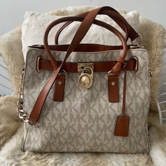 Michael Kors Hamilton Large Tote in Vanilla - Picture 4 of 11